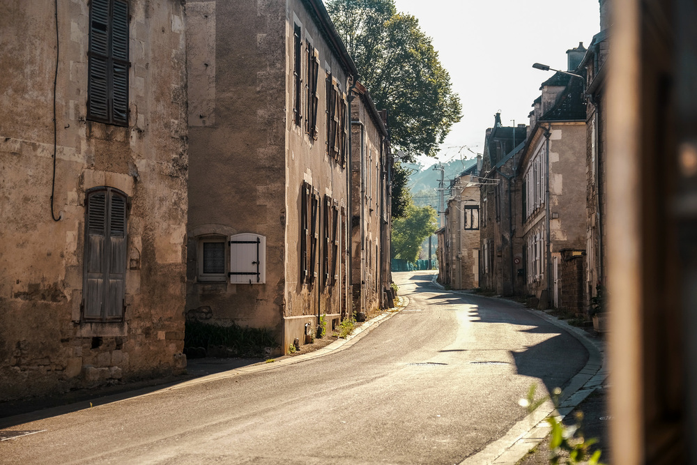 Rue des Riceys avec ses maisons en pierre